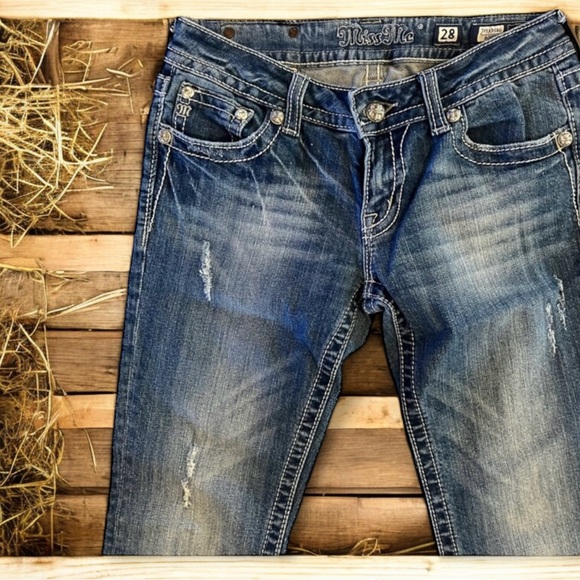Miss me bootcut Size 28 floral fleur de lis design on back pockets. Beautiful - Picture 10 of 17